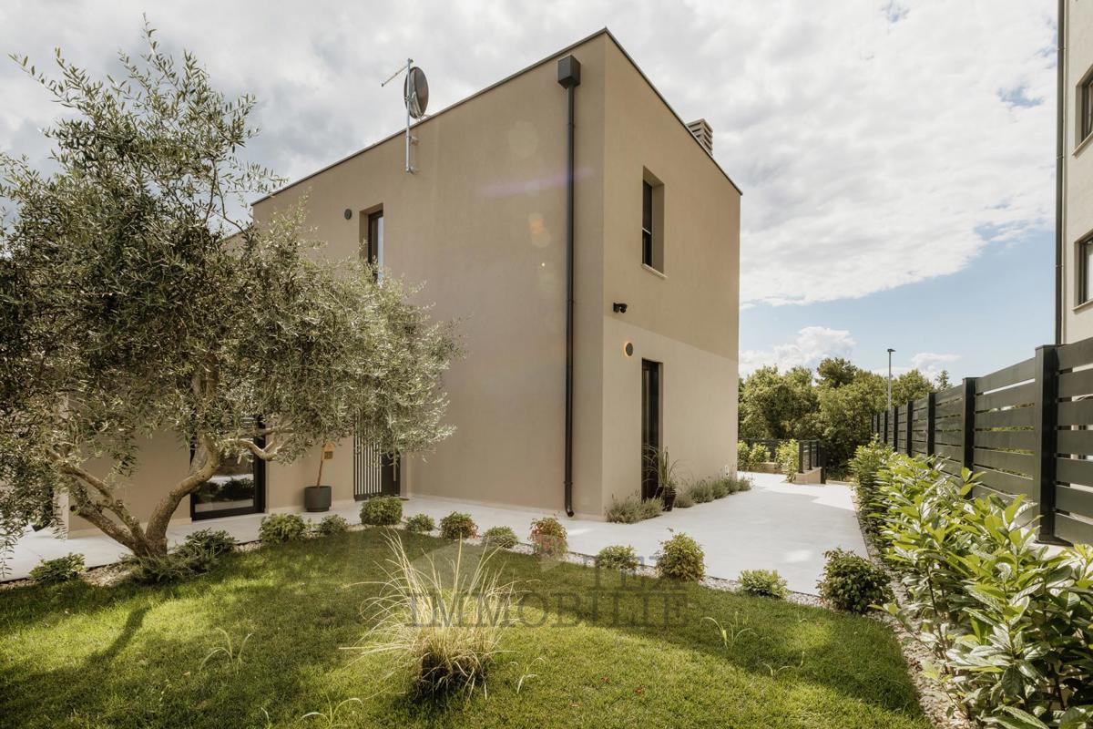 Poreč okolica, dvojna kuća u izgradnji u blizini moraa