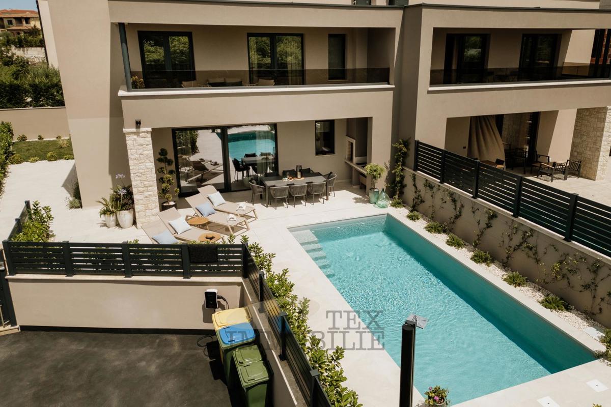 Poreč okolica, dvojna kuća u izgradnji u blizini moraa