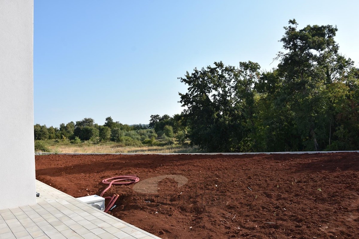 Parenzo, casa bifamiliare con piscina a 5 km dal mare