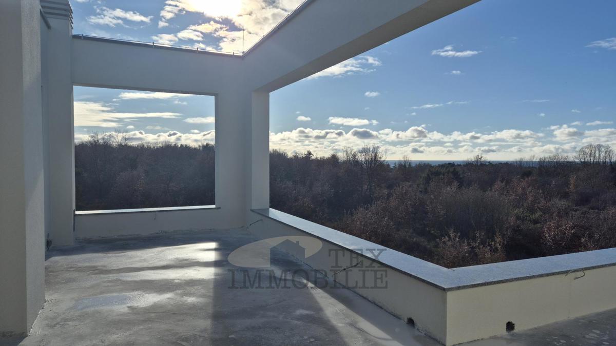 Parenzo, attico con tre camere da letto - E