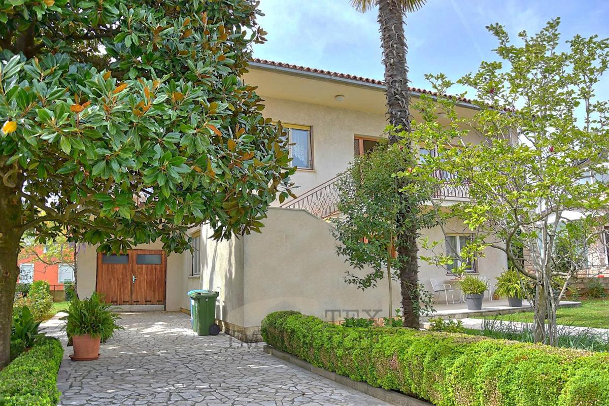 Casa Spaziosa con Ampio Terreno – a 400 m dal Mare a Funtana