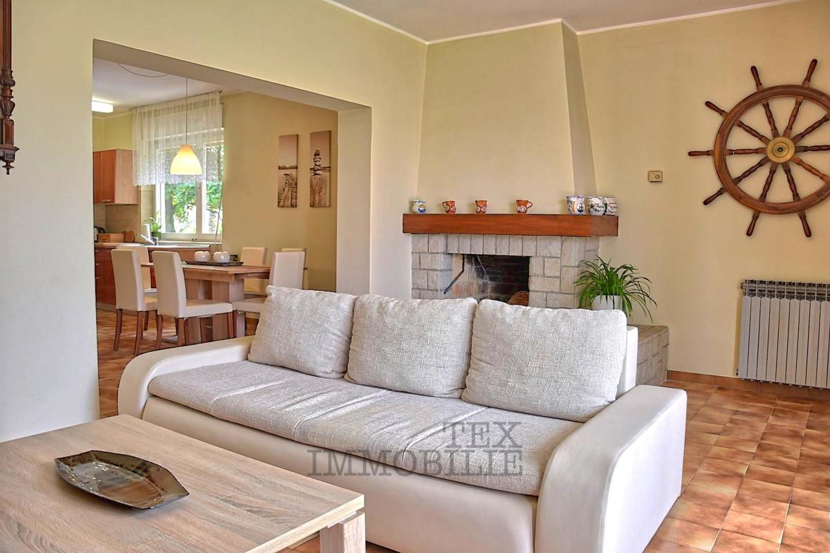 Casa Spaziosa con Ampio Terreno – a 400 m dal Mare a Funtana