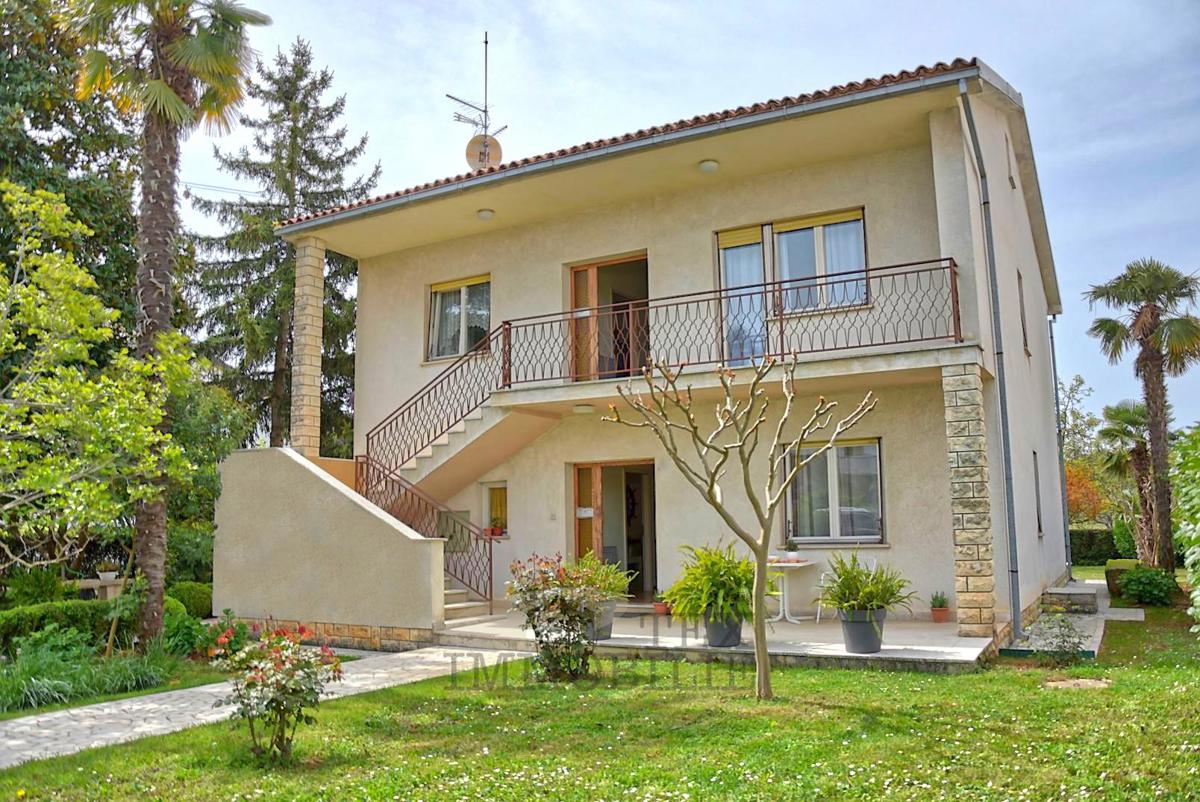 Casa Spaziosa con Ampio Terreno – a 400 m dal Mare a Funtana