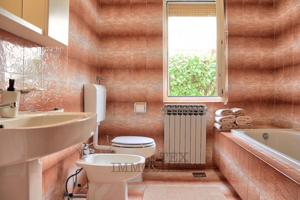 Casa Spaziosa con Ampio Terreno – a 400 m dal Mare a Funtana