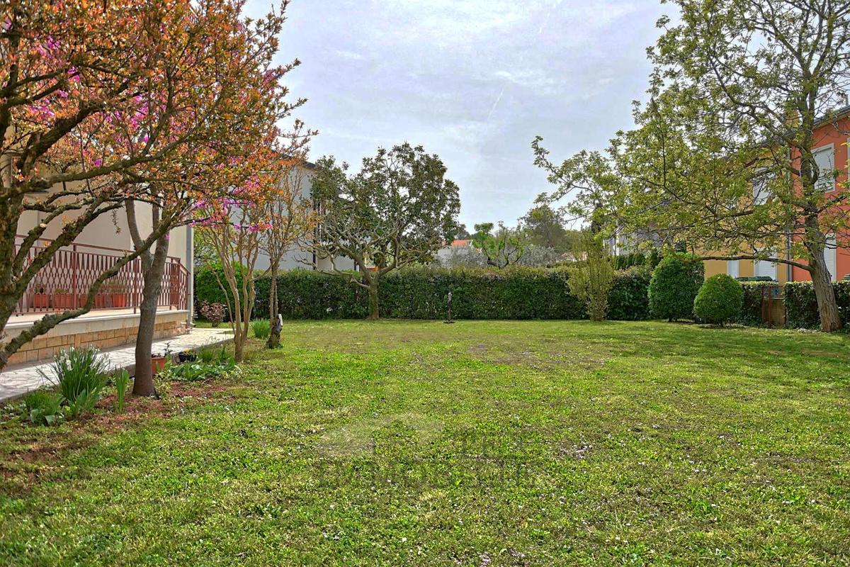 Casa Spaziosa con Ampio Terreno – a 400 m dal Mare a Funtana