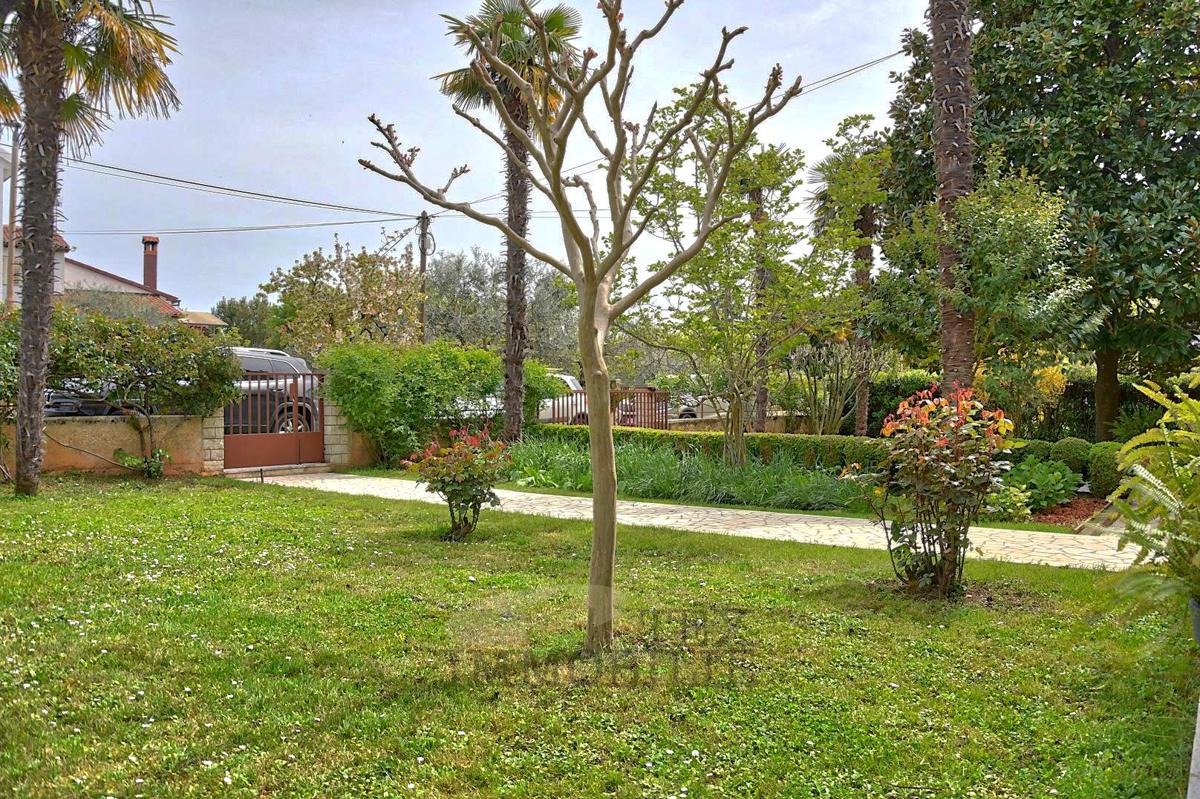 Casa Spaziosa con Ampio Terreno – a 400 m dal Mare a Funtana