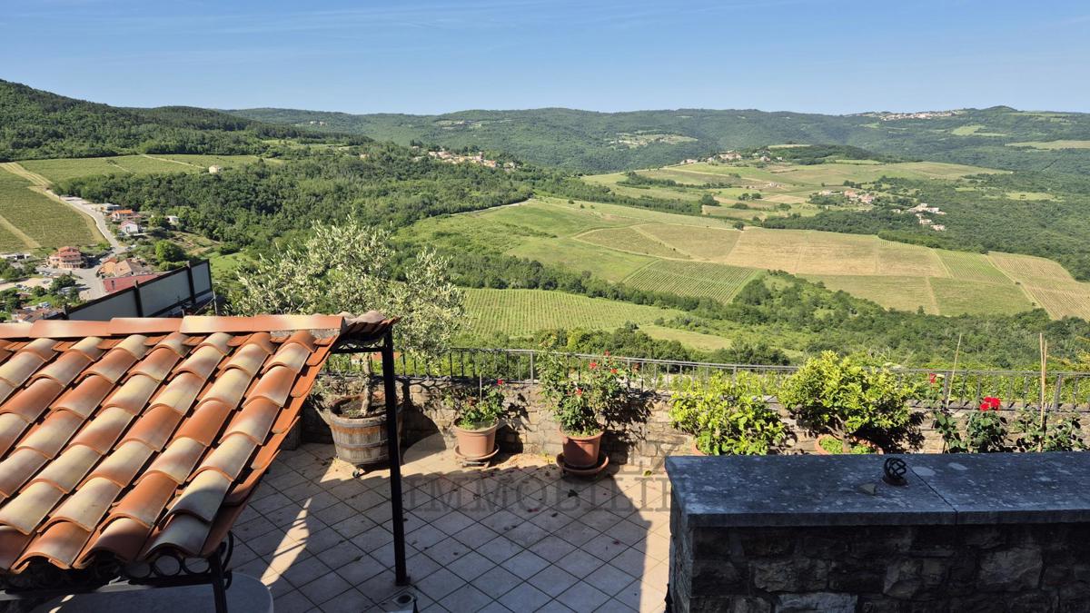 Motovun – Affascinante Casa in Pietra con Terrazza e Vista Panoramica