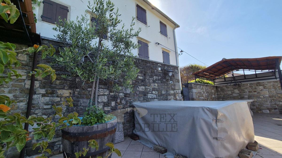 Motovun – Affascinante Casa in Pietra con Terrazza e Vista Panoramica