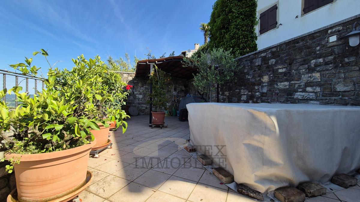 Motovun – Affascinante Casa in Pietra con Terrazza e Vista Panoramica