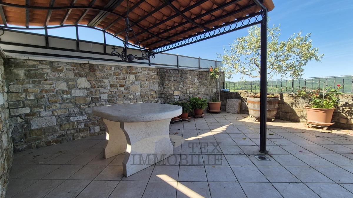 Motovun – Affascinante Casa in Pietra con Terrazza e Vista Panoramica