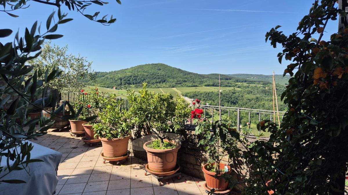 Motovun – Affascinante Casa in Pietra con Terrazza e Vista Panoramica