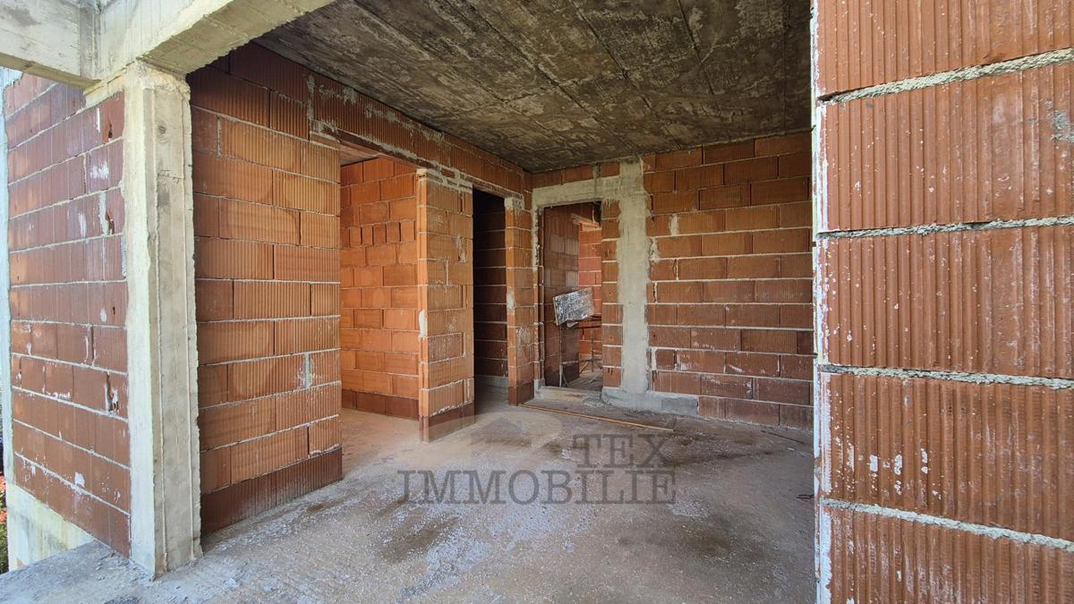 Case allo stato grezzo in un esclusivo complesso residenziale