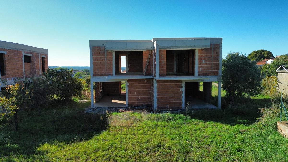 Case allo stato grezzo in un esclusivo complesso residenziale