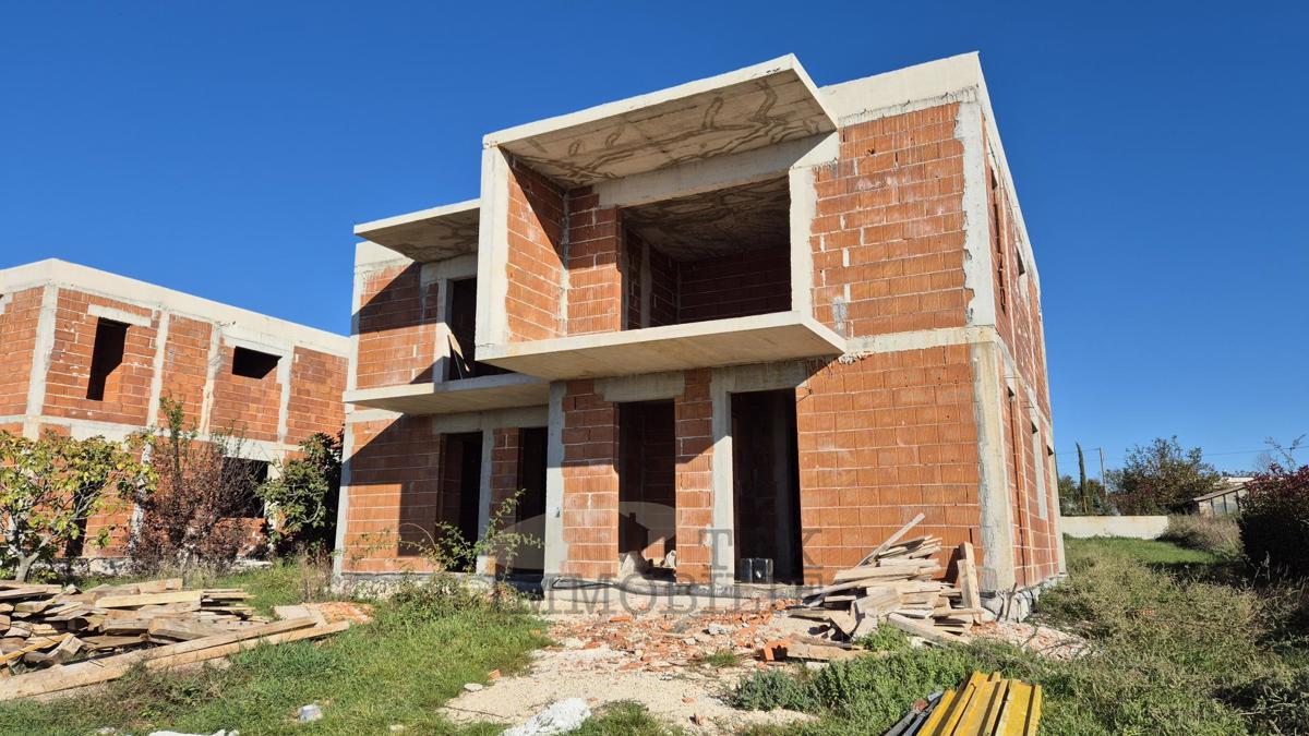 Case allo stato grezzo in un esclusivo complesso residenziale