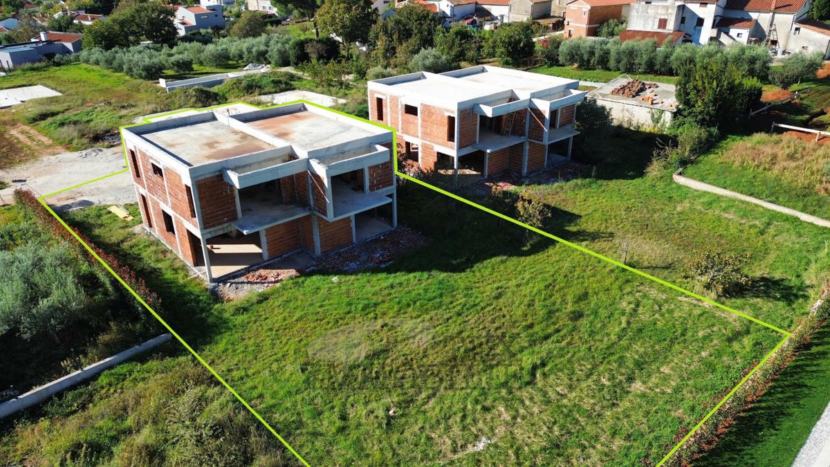 Case allo stato grezzo in un esclusivo complesso residenziale