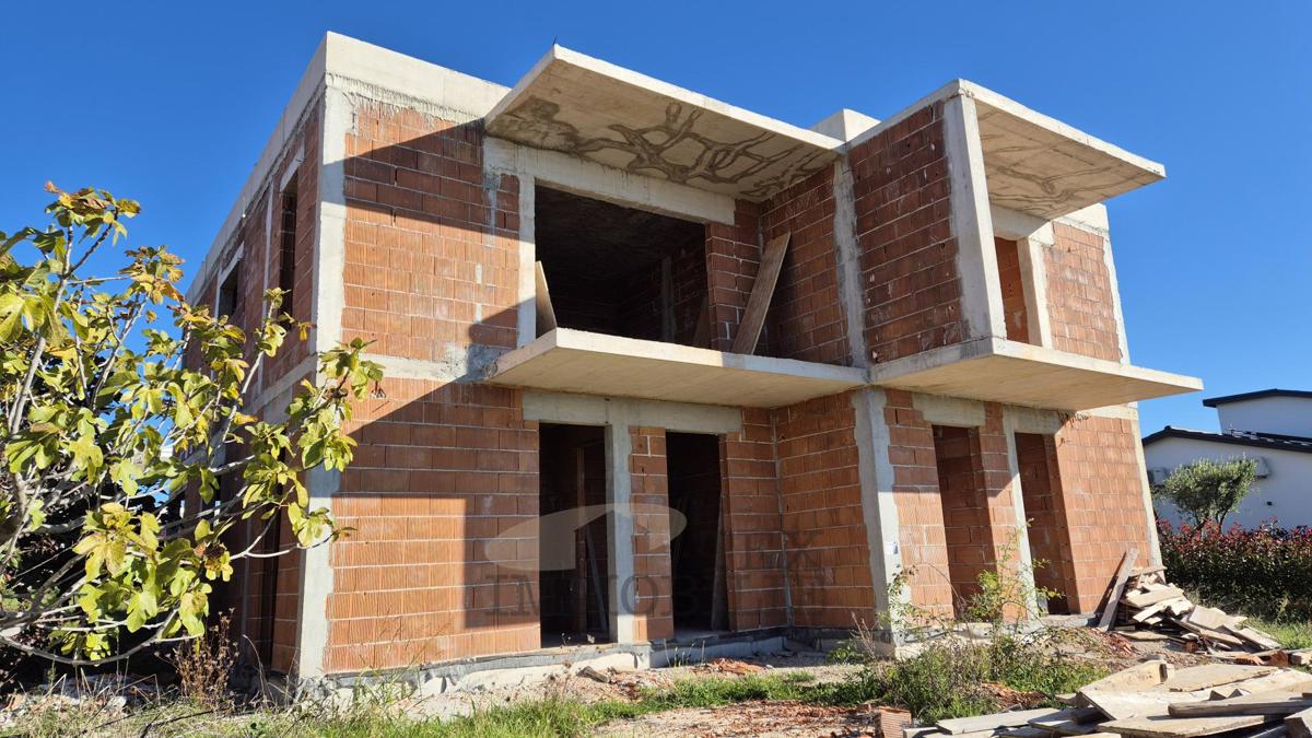 Case allo stato grezzo in un esclusivo complesso residenziale
