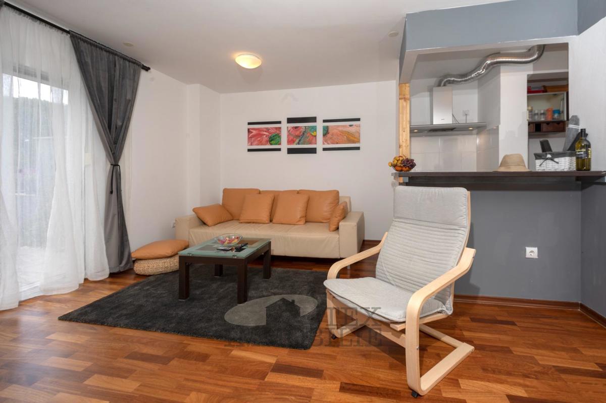 Splendido appartamento al piano terra con ampio giardino e piscina – zona tranquilla vicino a Parenzo