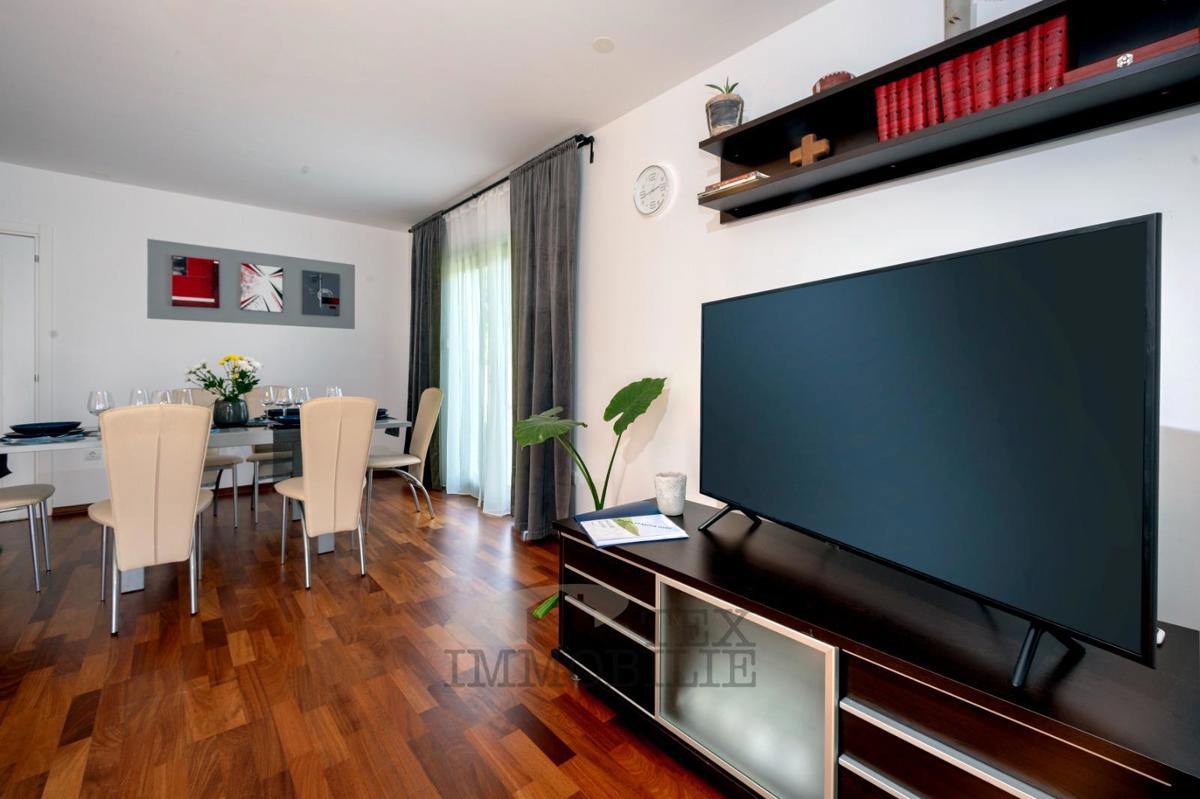 Splendido appartamento al piano terra con ampio giardino e piscina – zona tranquilla vicino a Parenzo