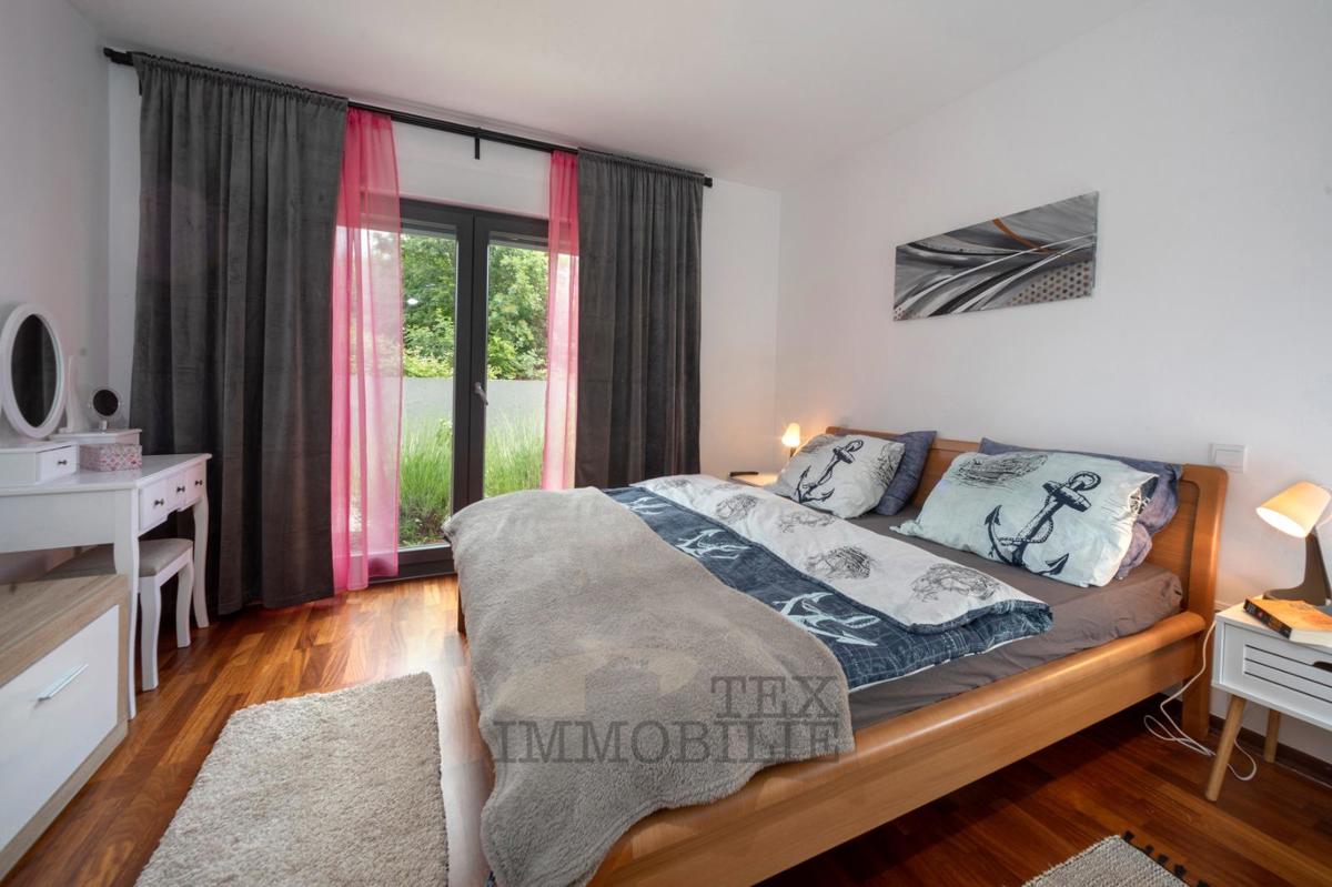 Splendido appartamento al piano terra con ampio giardino e piscina – zona tranquilla vicino a Parenzo