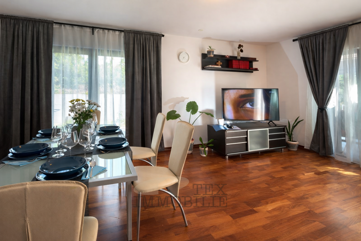 Splendido appartamento al piano terra con ampio giardino e piscina – zona tranquilla vicino a Parenzo