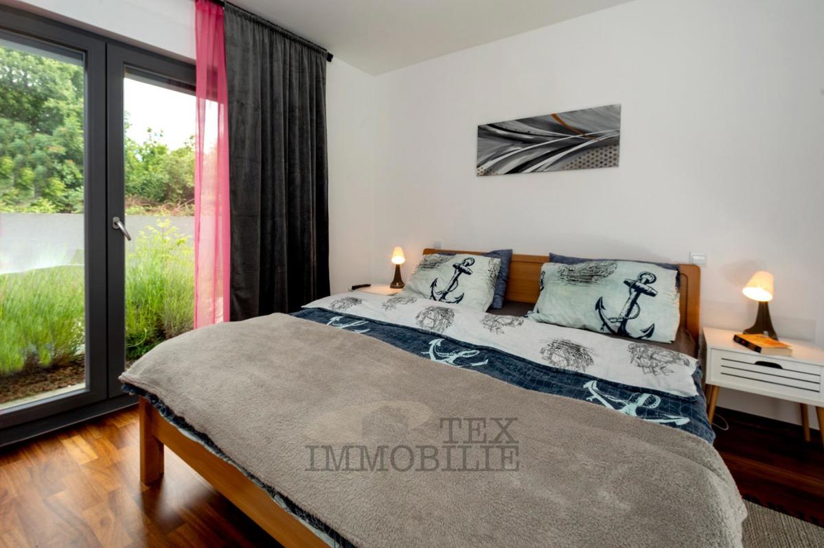 Splendido appartamento al piano terra con ampio giardino e piscina – zona tranquilla vicino a Parenzo