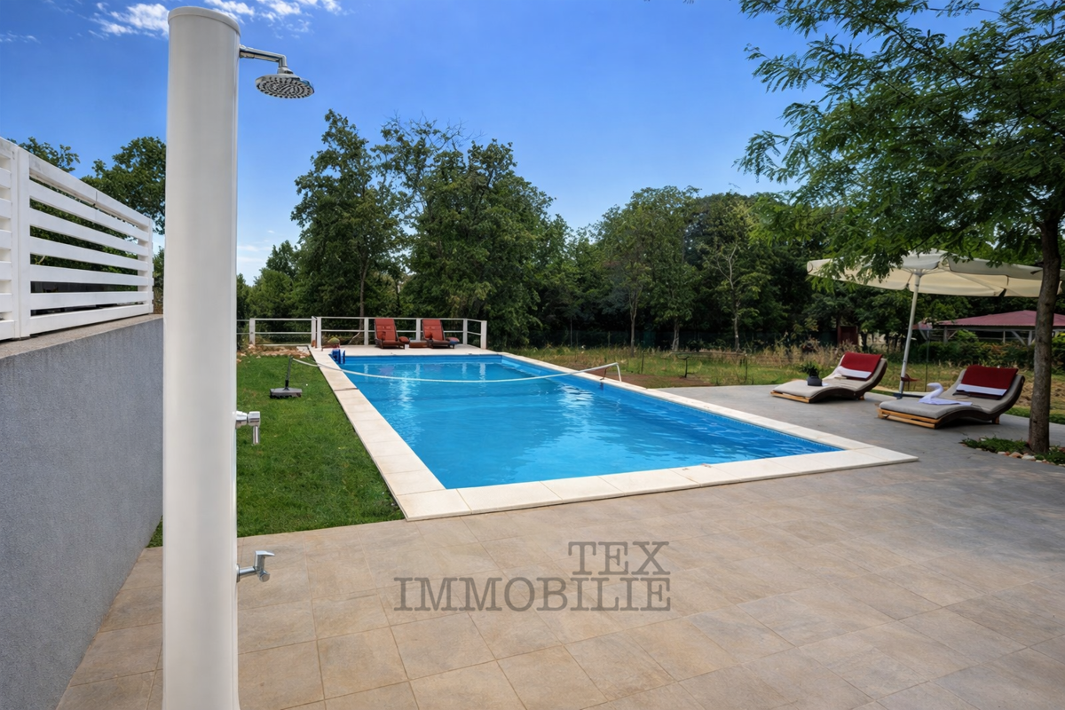 Splendido appartamento al piano terra con ampio giardino e piscina – zona tranquilla vicino a Parenzo