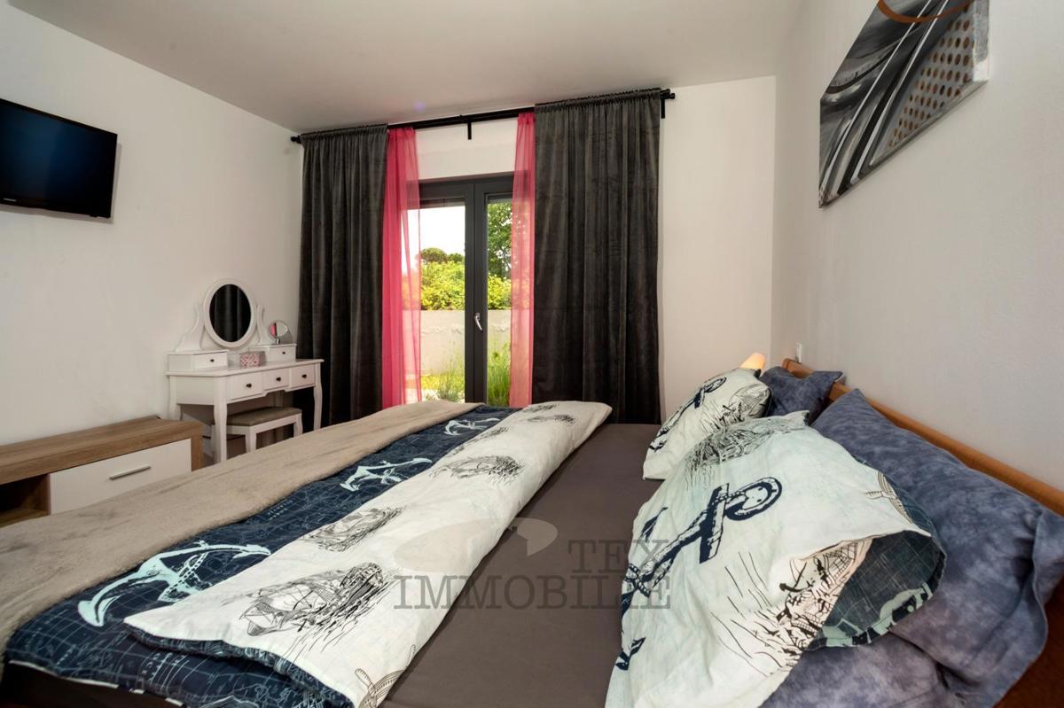 Splendido appartamento al piano terra con ampio giardino e piscina – zona tranquilla vicino a Parenzo