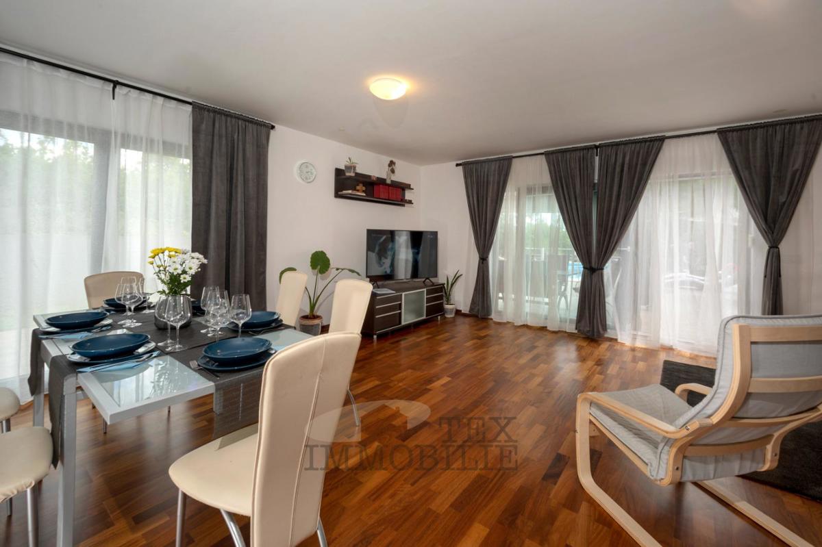 Splendido appartamento al piano terra con ampio giardino e piscina – zona tranquilla vicino a Parenzo