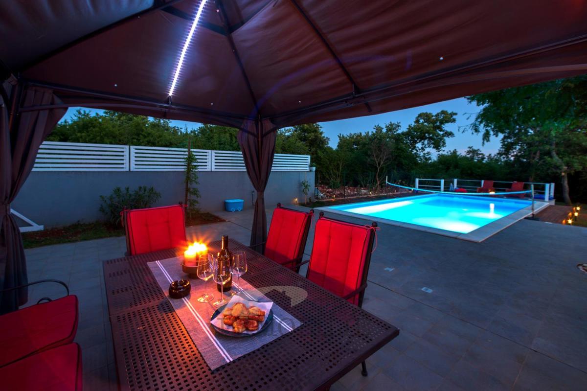 Splendido appartamento al piano terra con ampio giardino e piscina – zona tranquilla vicino a Parenzo