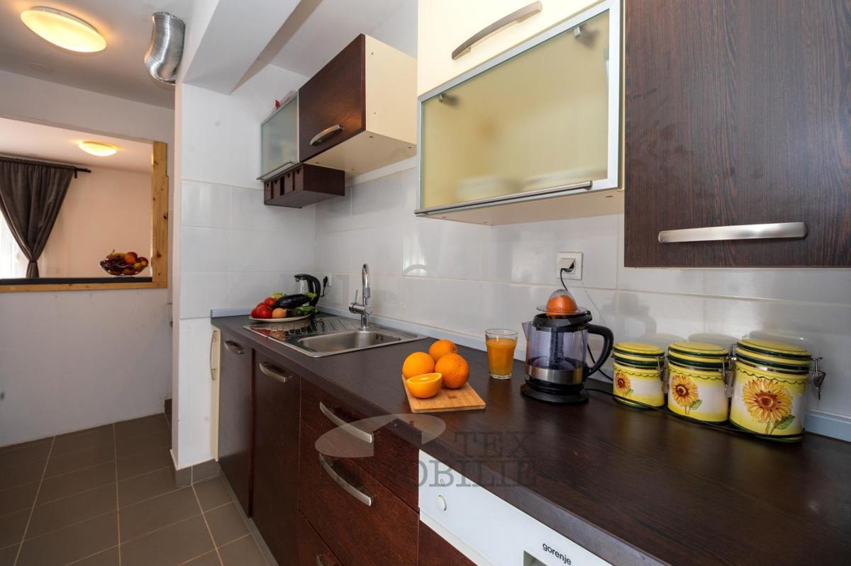 Splendido appartamento al piano terra con ampio giardino e piscina – zona tranquilla vicino a Parenzo