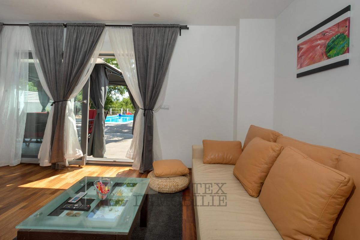 Splendido appartamento al piano terra con ampio giardino e piscina – zona tranquilla vicino a Parenzo