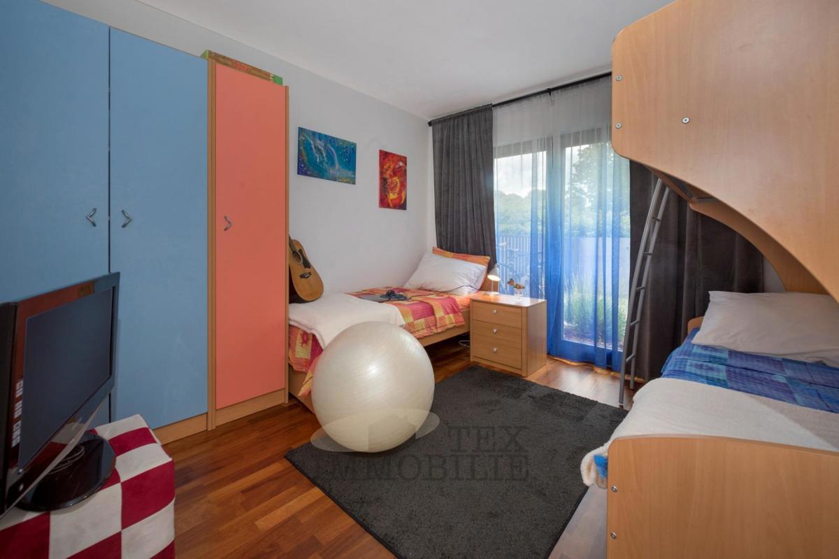 Splendido appartamento al piano terra con ampio giardino e piscina – zona tranquilla vicino a Parenzo