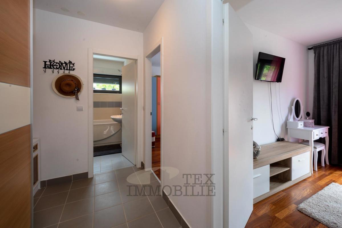 Splendido appartamento al piano terra con ampio giardino e piscina – zona tranquilla vicino a Parenzo