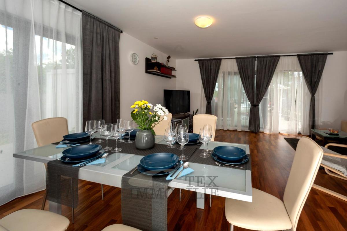 Splendido appartamento al piano terra con ampio giardino e piscina – zona tranquilla vicino a Parenzo