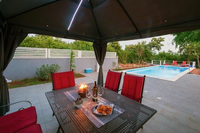 Splendido appartamento al piano terra con ampio giardino e piscina – zona tranquilla vicino a Parenzo