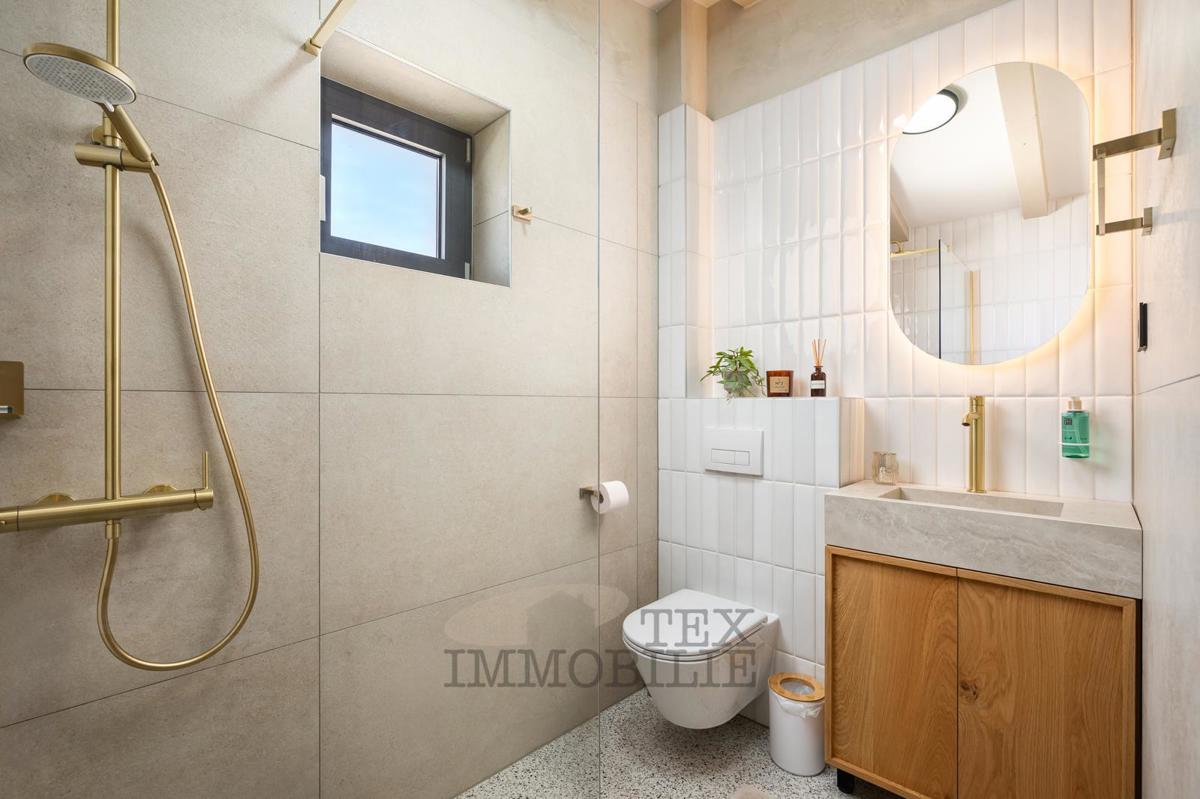 Una bella casa in pietra ristrutturata con piscina è in vendita in un posto tranquillo vicino a Visinada