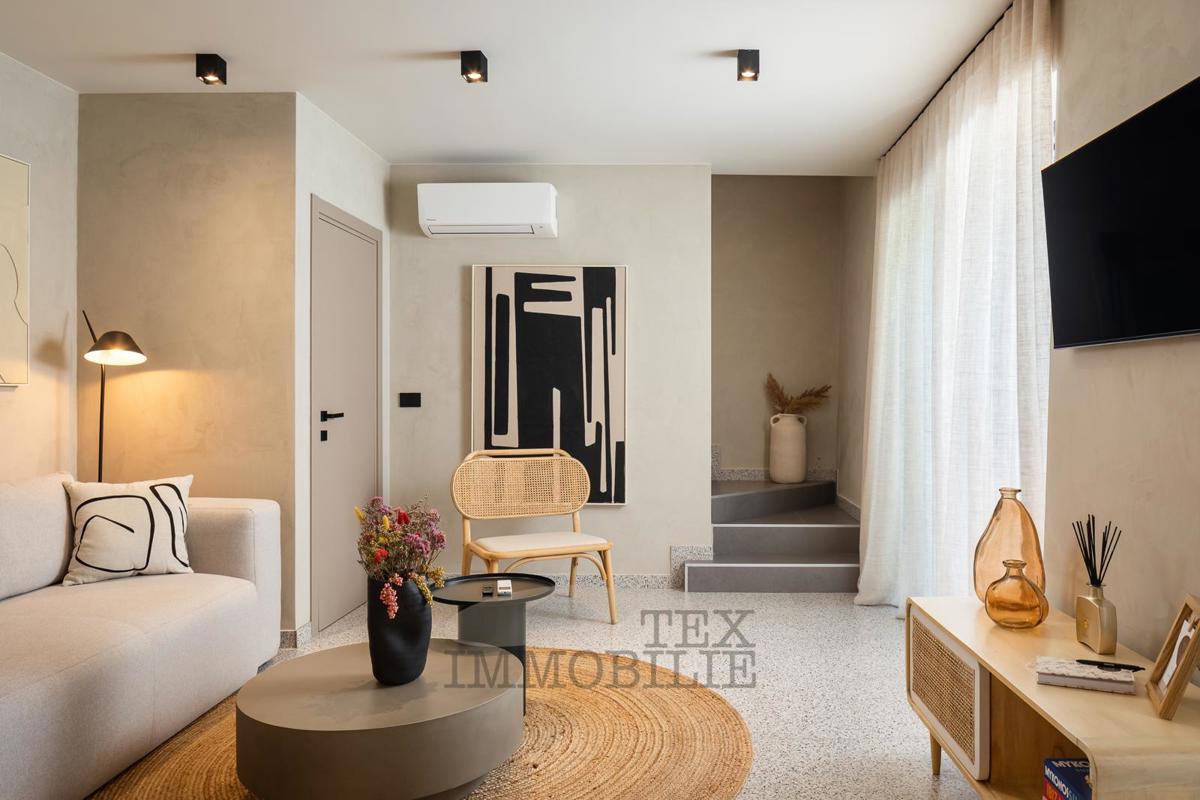 Una bella casa in pietra ristrutturata con piscina è in vendita in un posto tranquillo vicino a Visinada