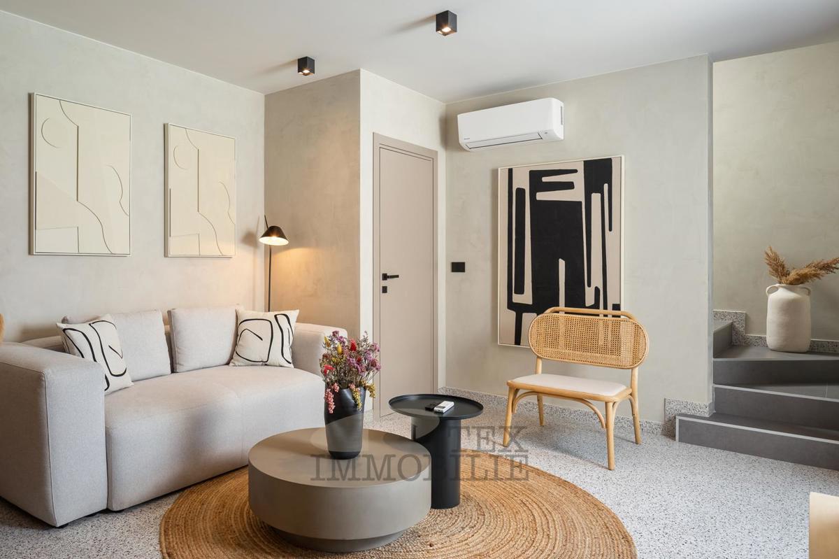 Una bella casa in pietra ristrutturata con piscina è in vendita in un posto tranquillo vicino a Visinada