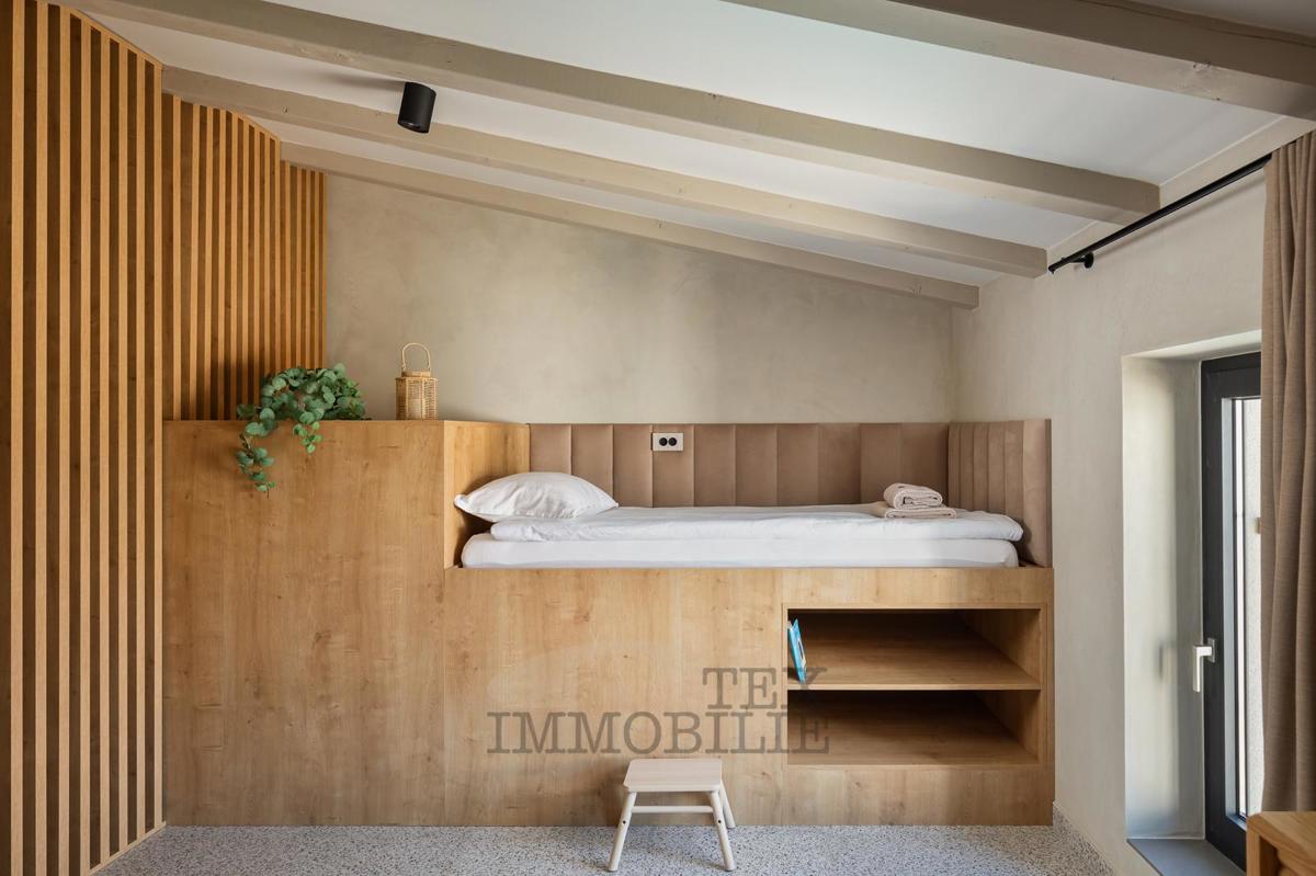 Una bella casa in pietra ristrutturata con piscina è in vendita in un posto tranquillo vicino a Visinada