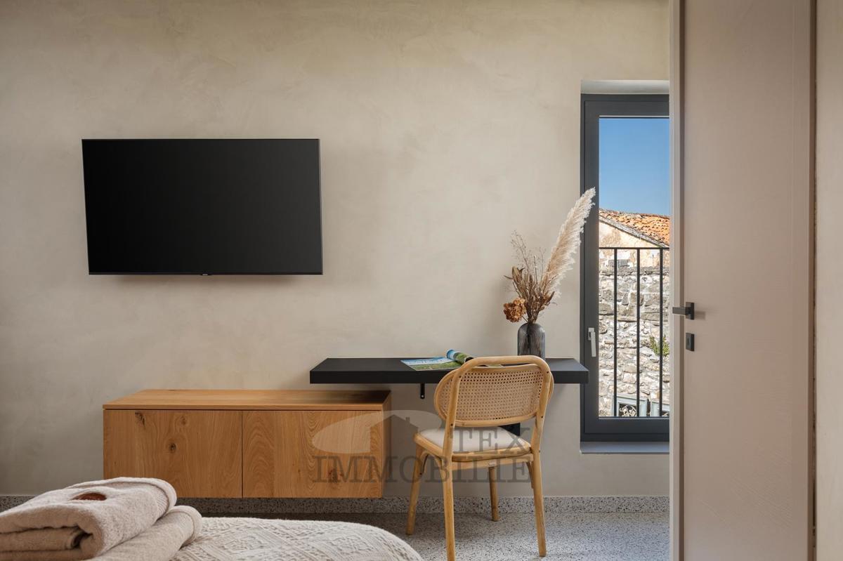 Una bella casa in pietra ristrutturata con piscina è in vendita in un posto tranquillo vicino a Visinada