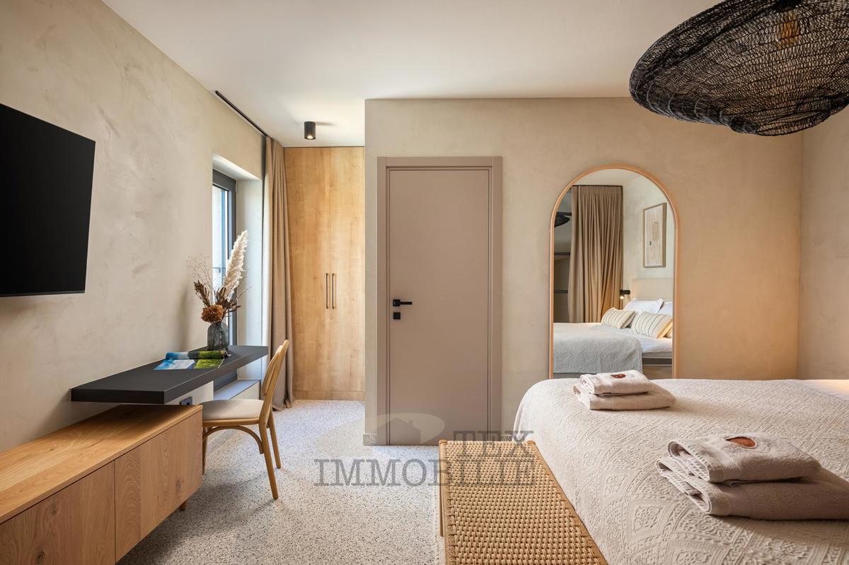 Una bella casa in pietra ristrutturata con piscina è in vendita in un posto tranquillo vicino a Visinada