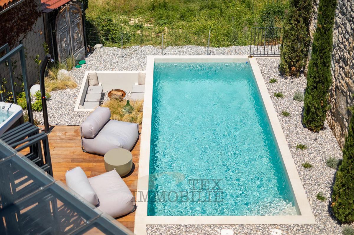 Una bella casa in pietra ristrutturata con piscina è in vendita in un posto tranquillo vicino a Visinada