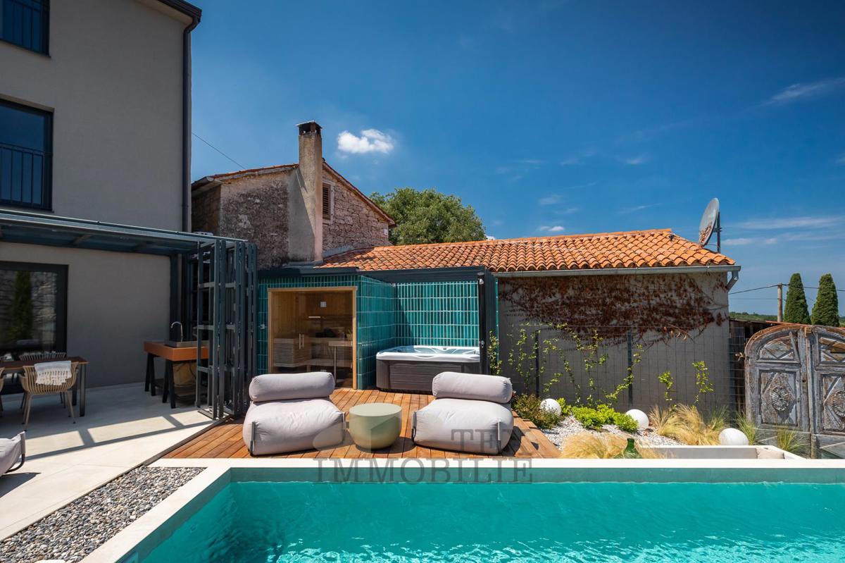 Una bella casa in pietra ristrutturata con piscina è in vendita in un posto tranquillo vicino a Visinada