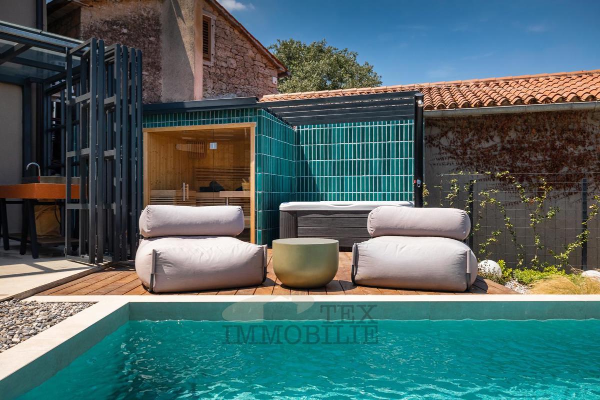 Una bella casa in pietra ristrutturata con piscina è in vendita in un posto tranquillo vicino a Visinada