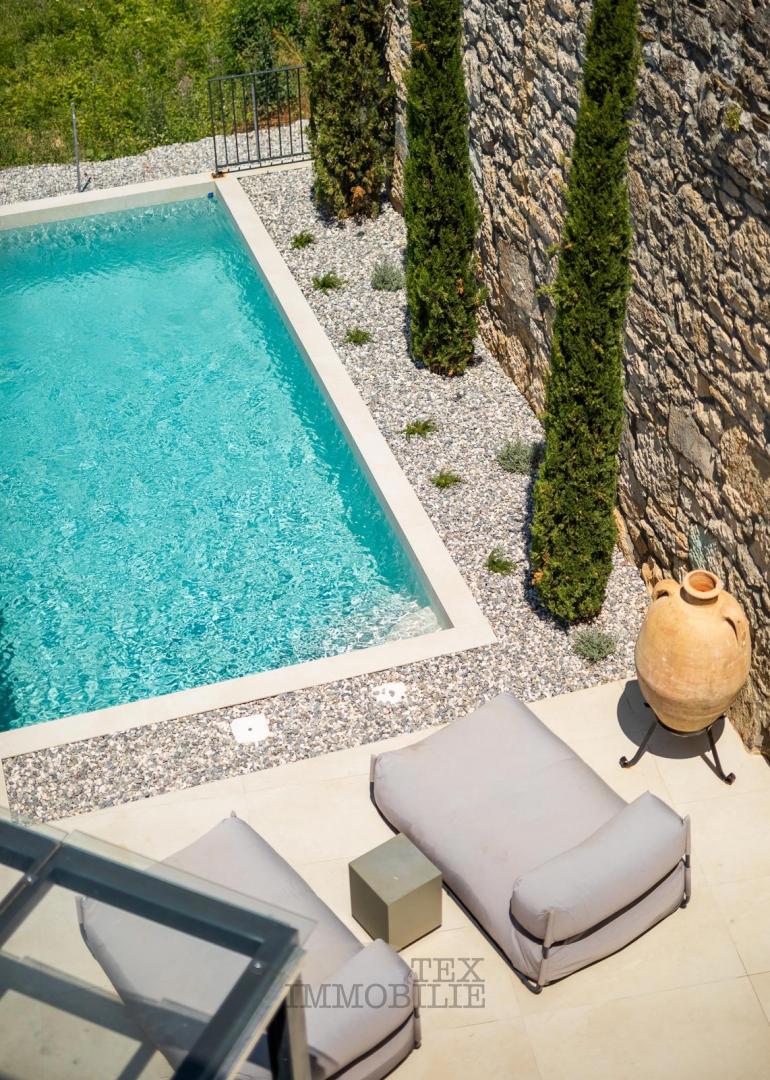 Una bella casa in pietra ristrutturata con piscina è in vendita in un posto tranquillo vicino a Visinada