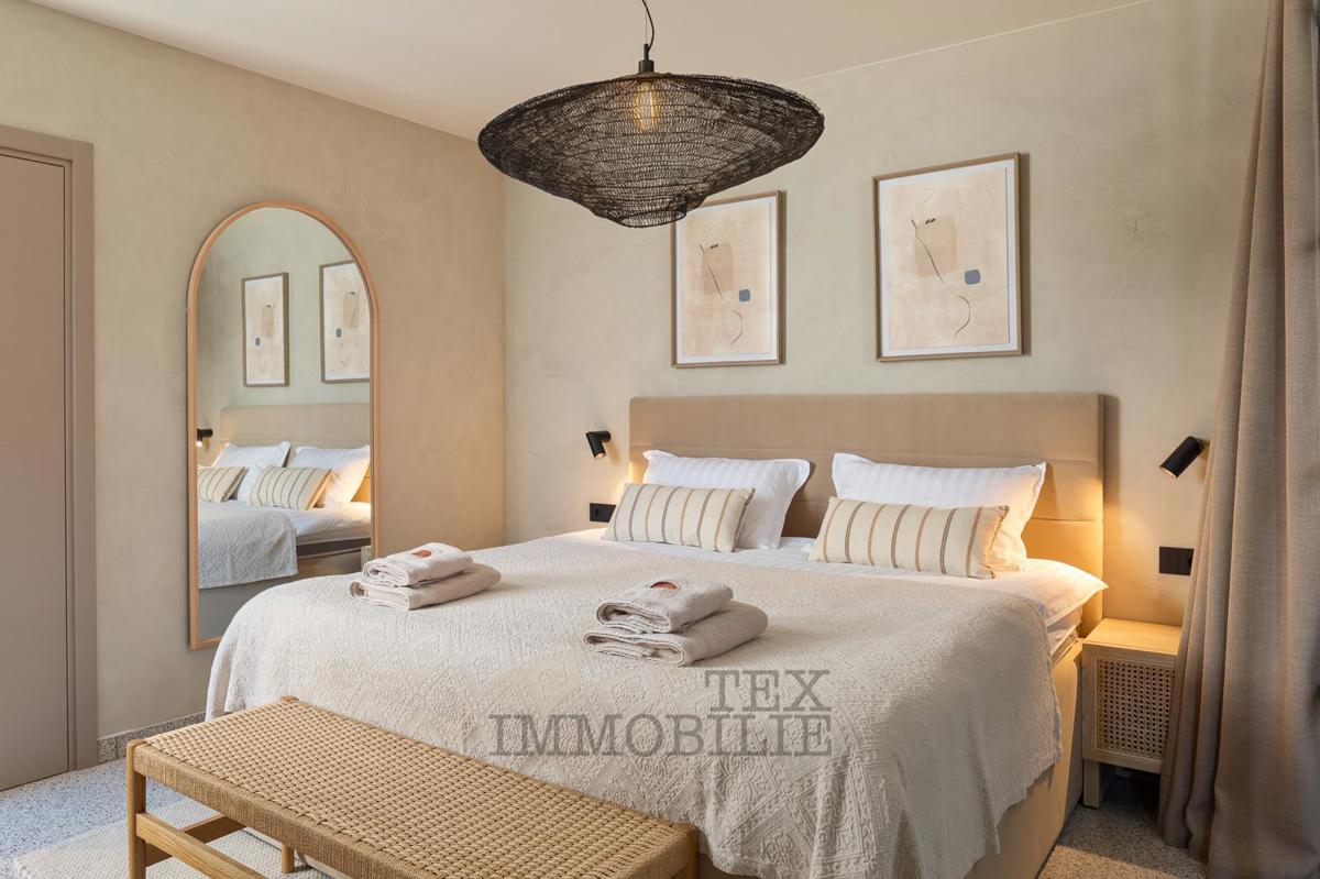 Una bella casa in pietra ristrutturata con piscina è in vendita in un posto tranquillo vicino a Visinada