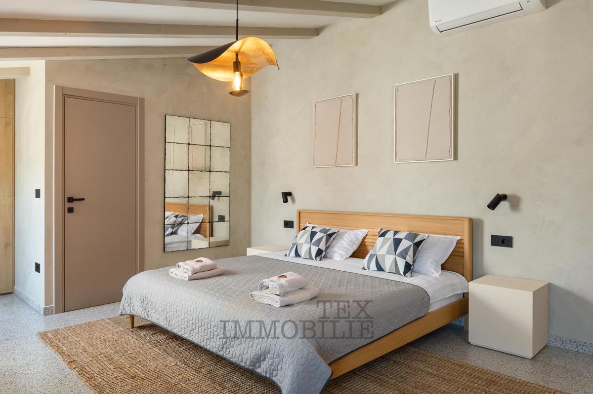 Una bella casa in pietra ristrutturata con piscina è in vendita in un posto tranquillo vicino a Visinada