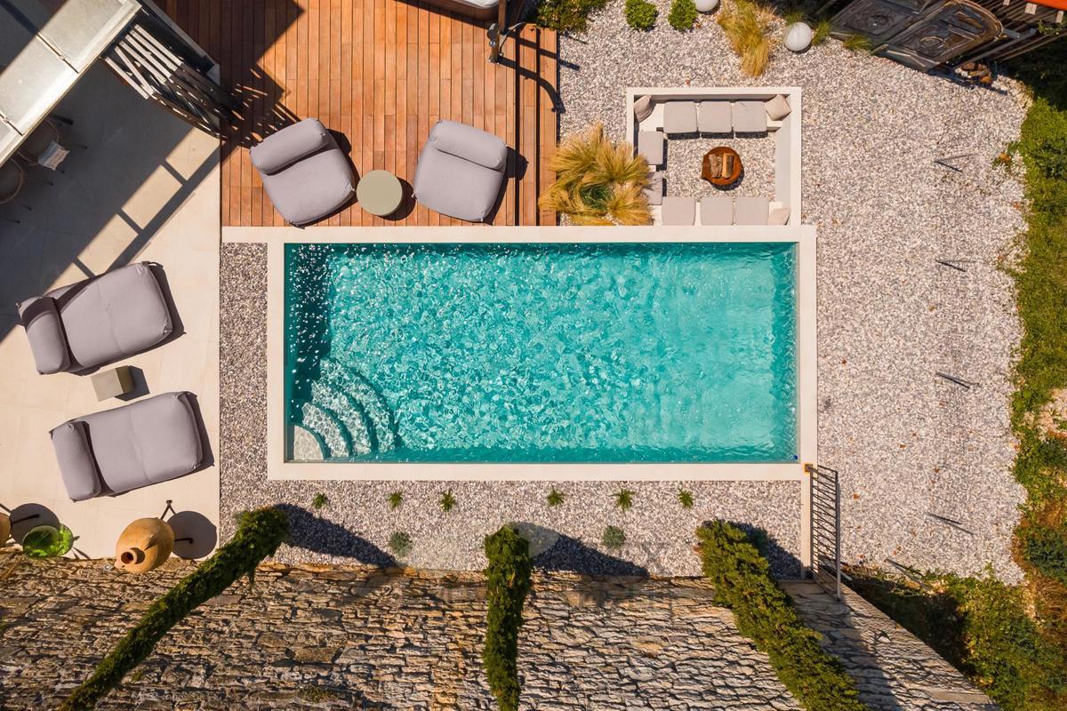 Una bella casa in pietra ristrutturata con piscina è in vendita in un posto tranquillo vicino a Visinada