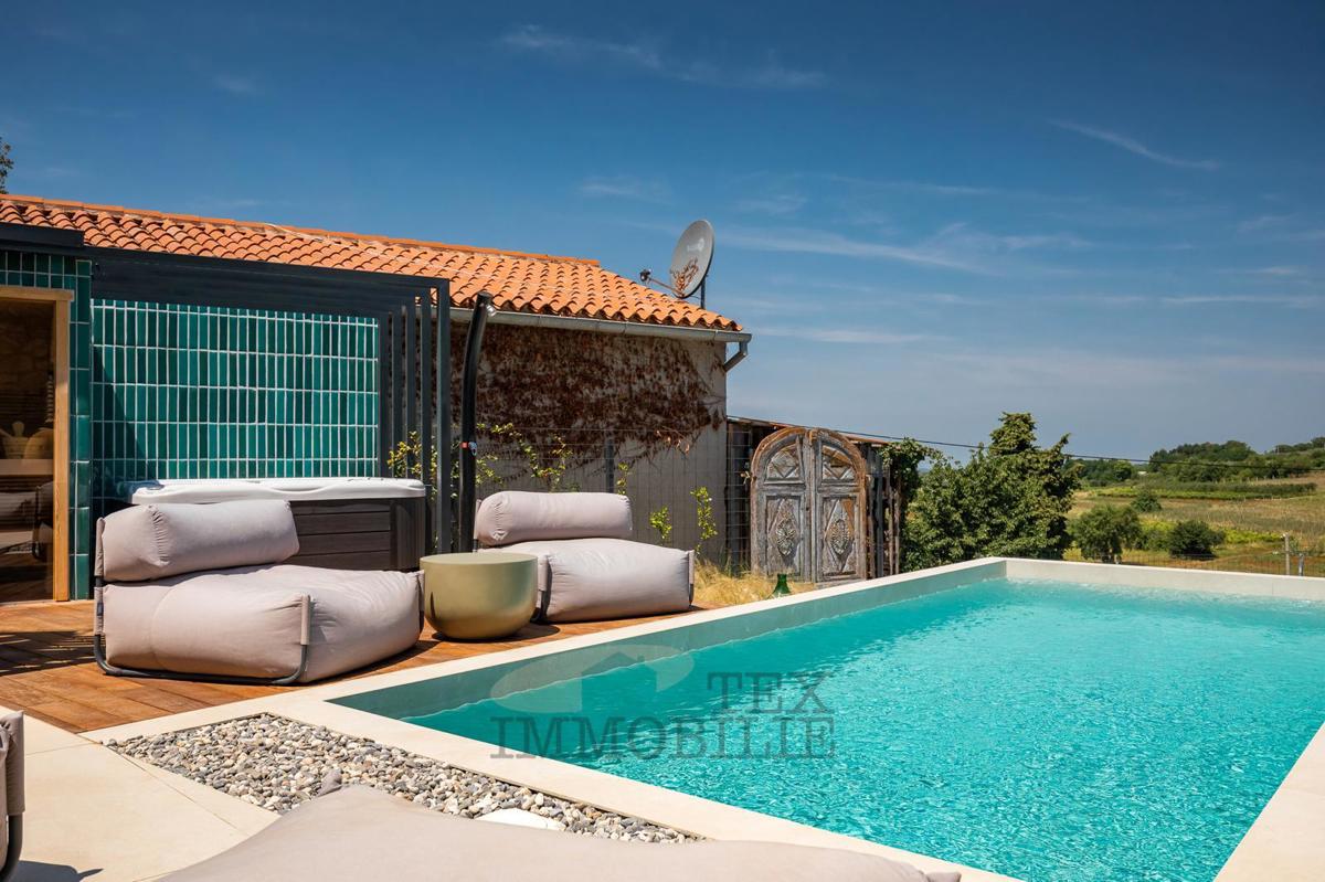 Una bella casa in pietra ristrutturata con piscina è in vendita in un posto tranquillo vicino a Visinada