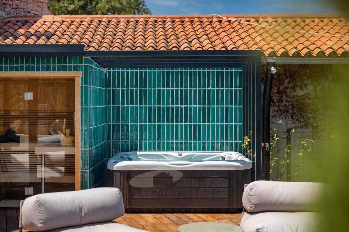 Una bella casa in pietra ristrutturata con piscina è in vendita in un posto tranquillo vicino a Visinada